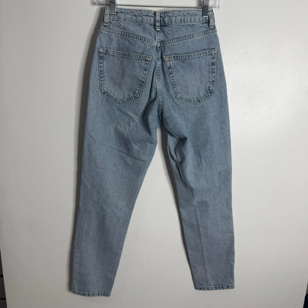 Topshop Mom High Waisted Jean Ripped Knees Size 25 Light Wash‎ Blue